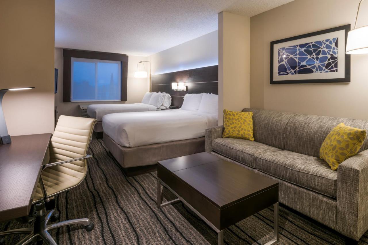 Deluxe Queen Suite at Holiday Inn Express Hotel & Suites Livermore by IHG