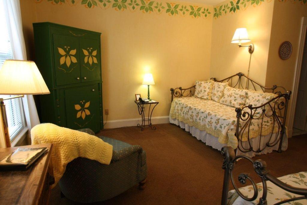 Standard Queen Room at Admiral Fitzroy Inn