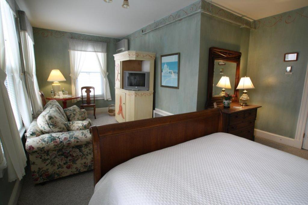Standard Queen Room at Admiral Fitzroy Inn
