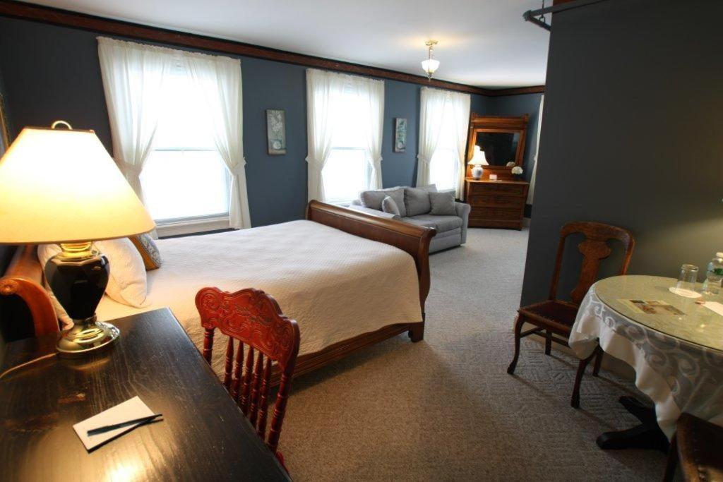 Standard Queen Room at Admiral Fitzroy Inn