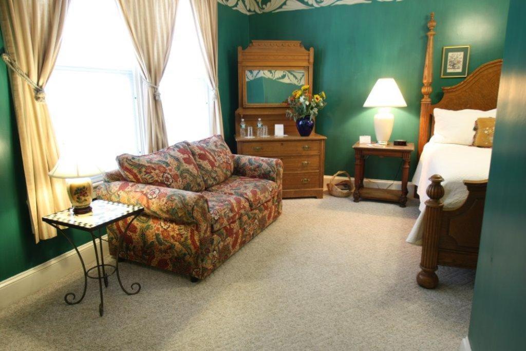 Standard Queen Room at Admiral Fitzroy Inn