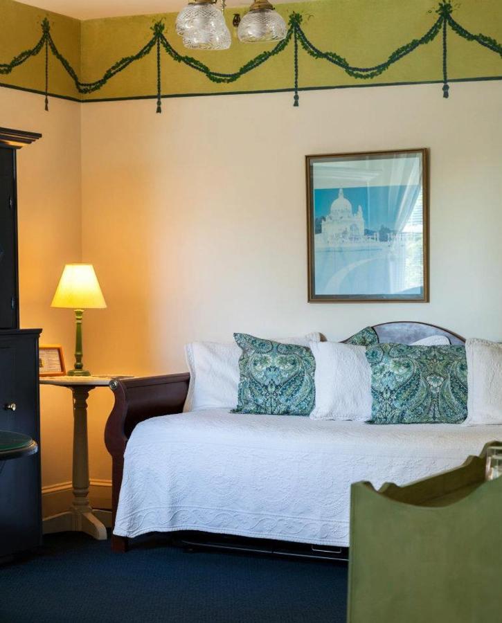Standard Queen Room at Admiral Fitzroy Inn