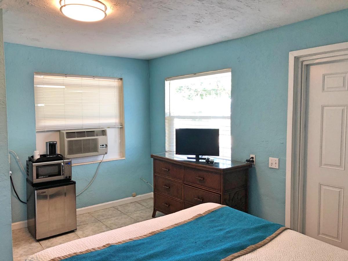 Cottage One Double Bed at The Pelican Key Largo Cottages