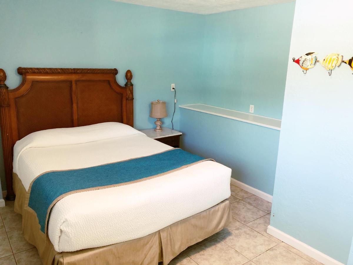 Cottage One Double Bed at The Pelican Key Largo Cottages