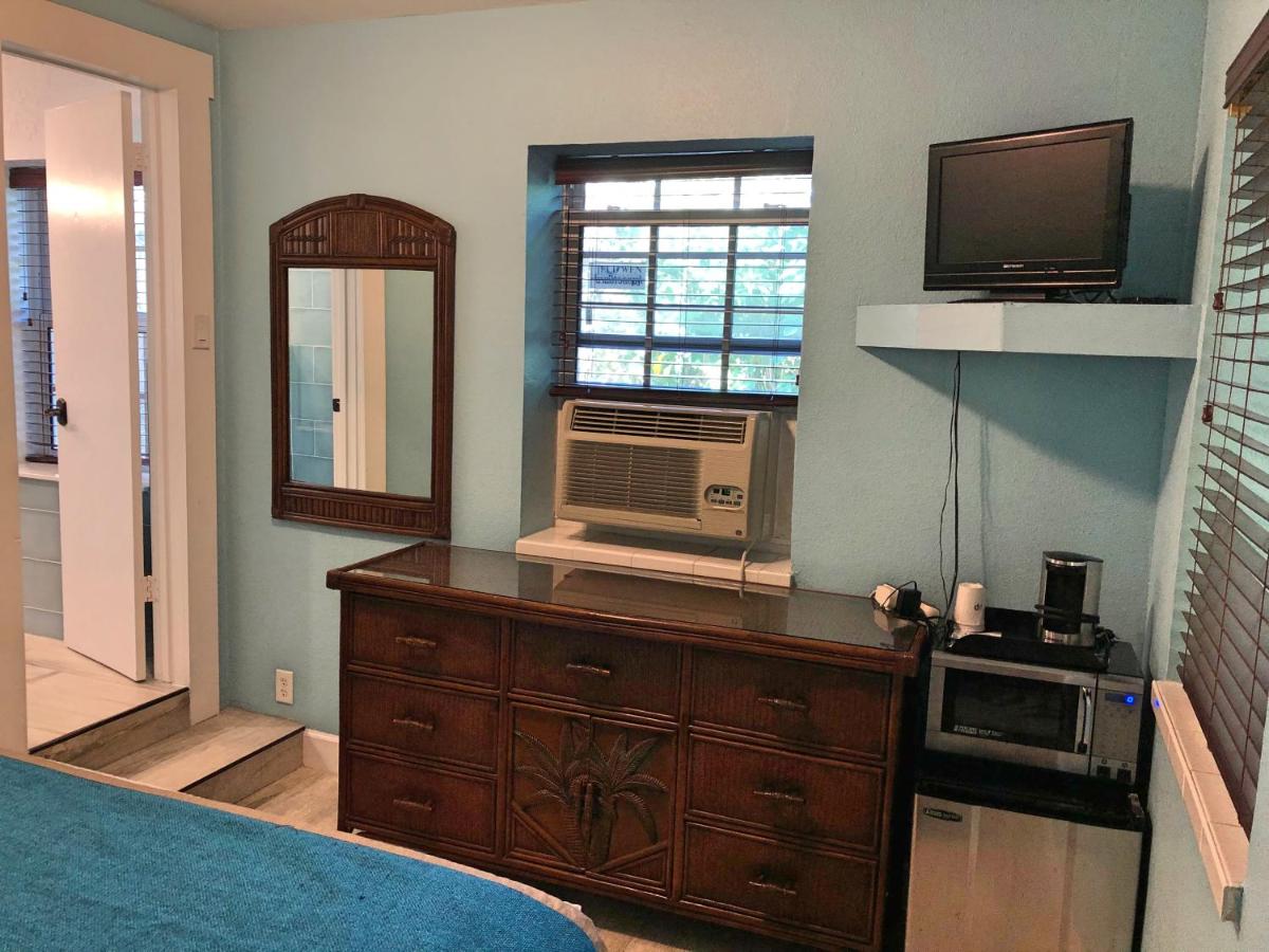 Cottage Queen Bed at The Pelican Key Largo Cottages