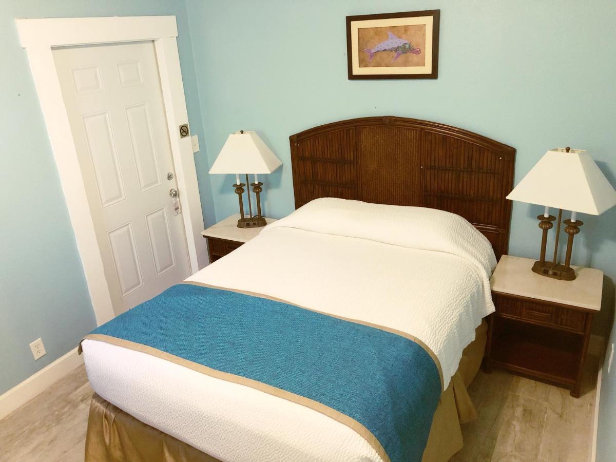 Cottage Queen Bed at The Pelican Key Largo Cottages