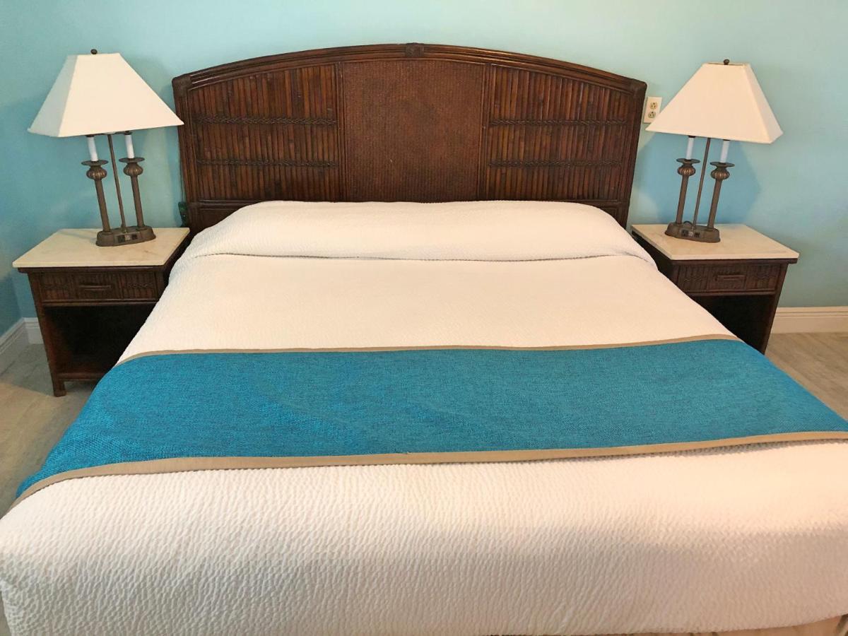Cottage King Bed at The Pelican Key Largo Cottages