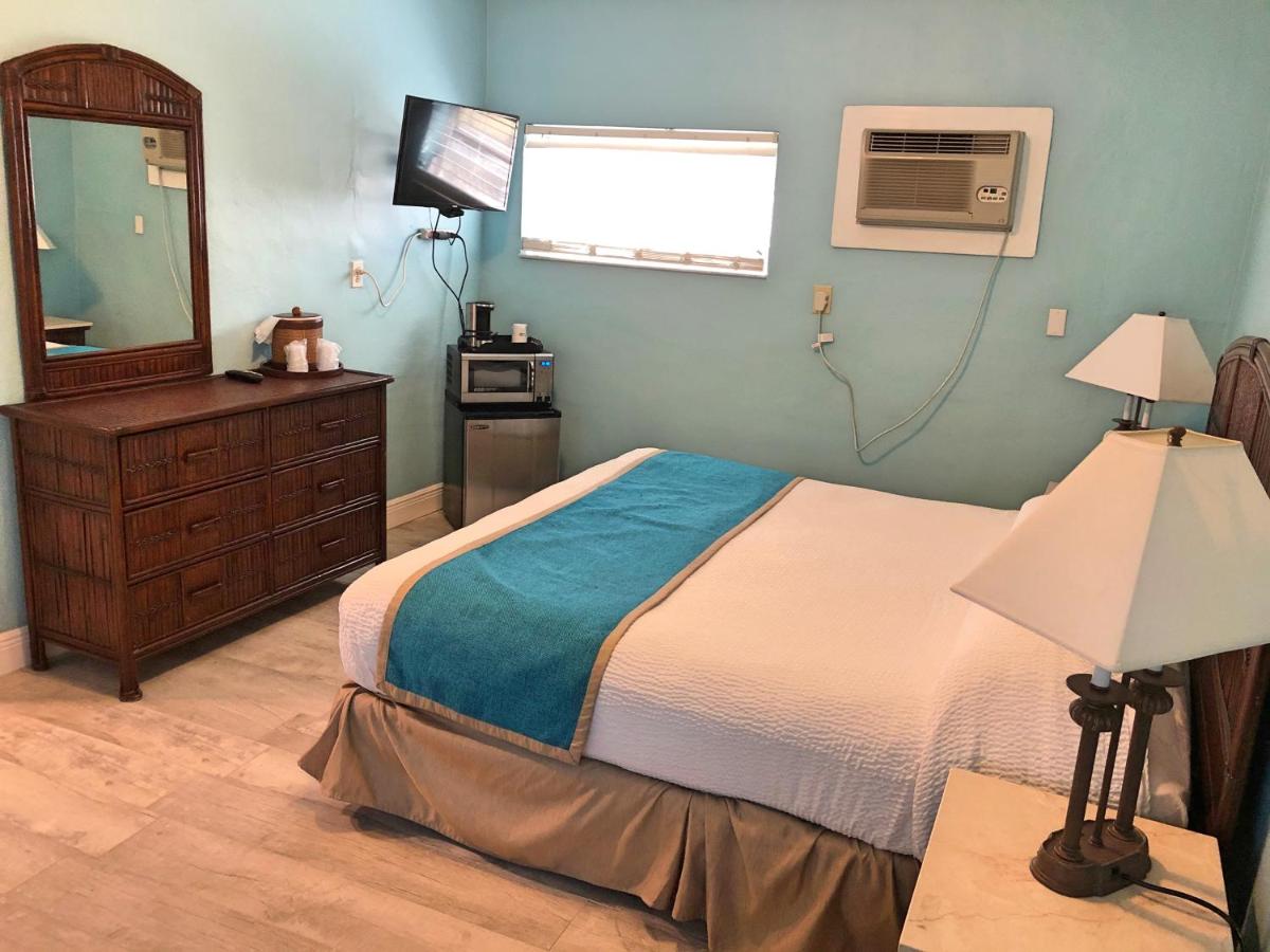 Cottage King Bed at The Pelican Key Largo Cottages