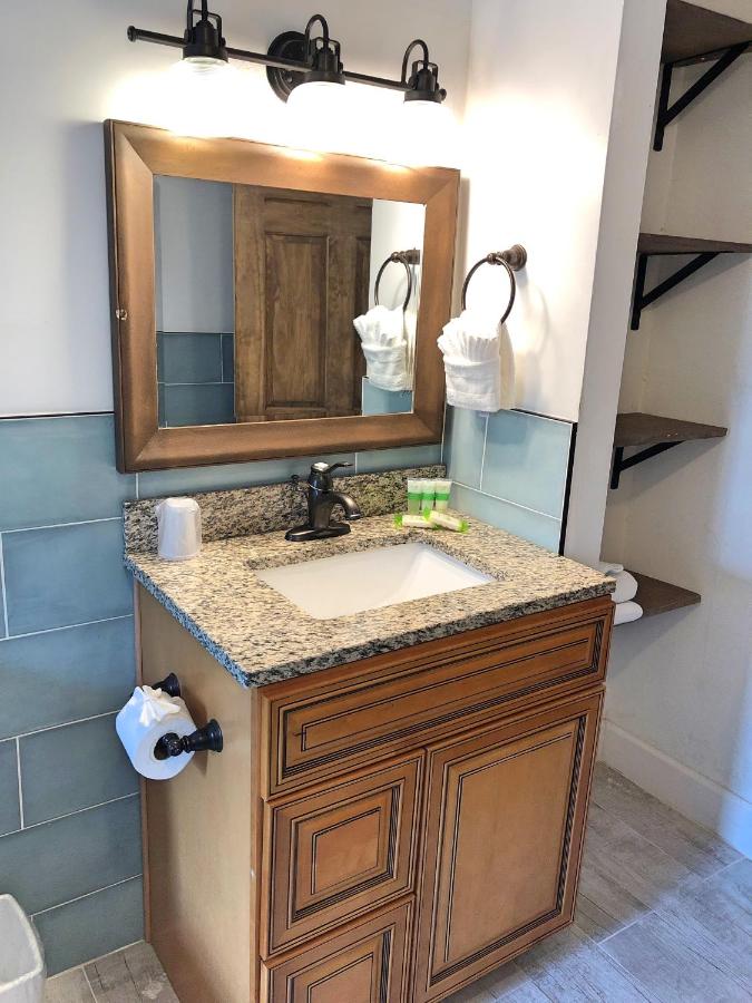 Paradise King Waterfront Suite at The Pelican Key Largo Cottages