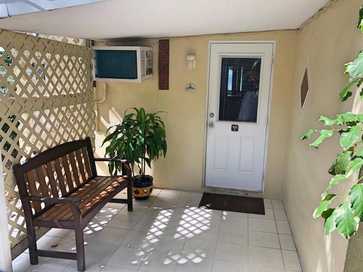 Sailaway King Waterfront Suite at The Pelican Key Largo Cottages