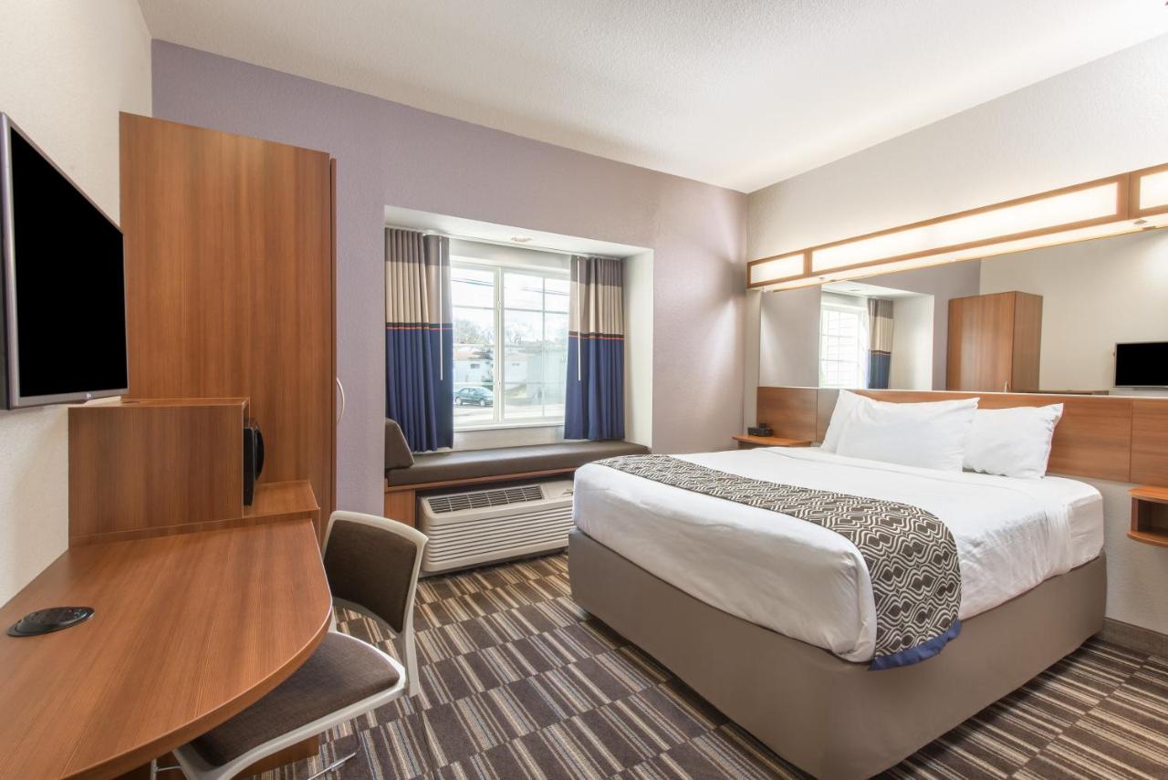 Deluxe Queen Room - Non-Smoking at Microtel Inn & Suites By Wyndham Cadiz