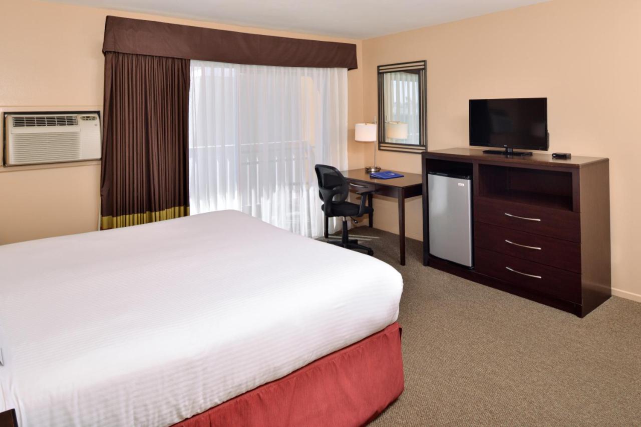 Standard Queen Room at Dana Point Marina Inn