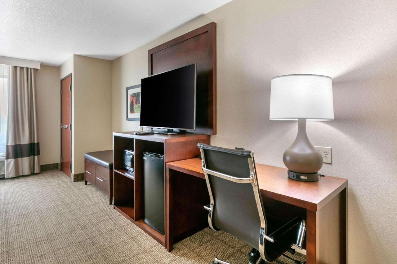 King Suite - Accessible/Non-Smoking at Comfort Suites Hopkinsville near Fort Campbell