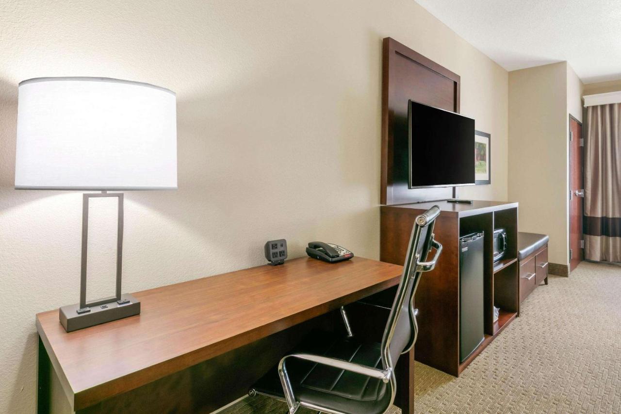 King Suite - Accessible/Non-Smoking at Comfort Suites Hopkinsville near Fort Campbell