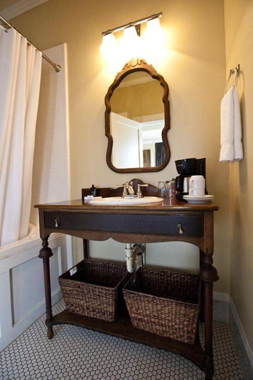 | Dickson Street Inn