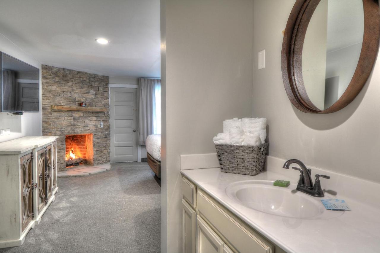 Deluxe Family Suite at River Edge Inn