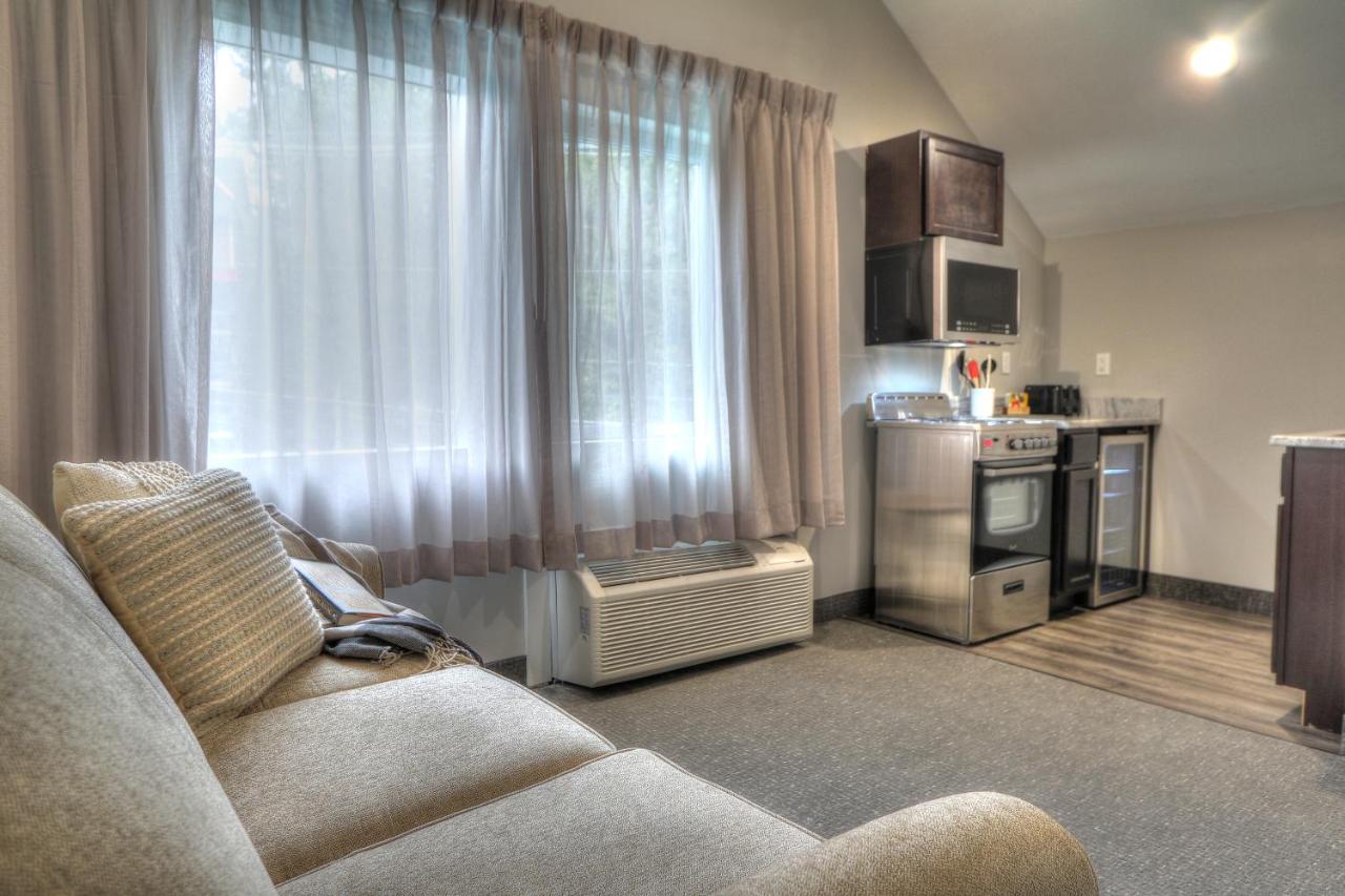 Deluxe Family Suite at River Edge Inn