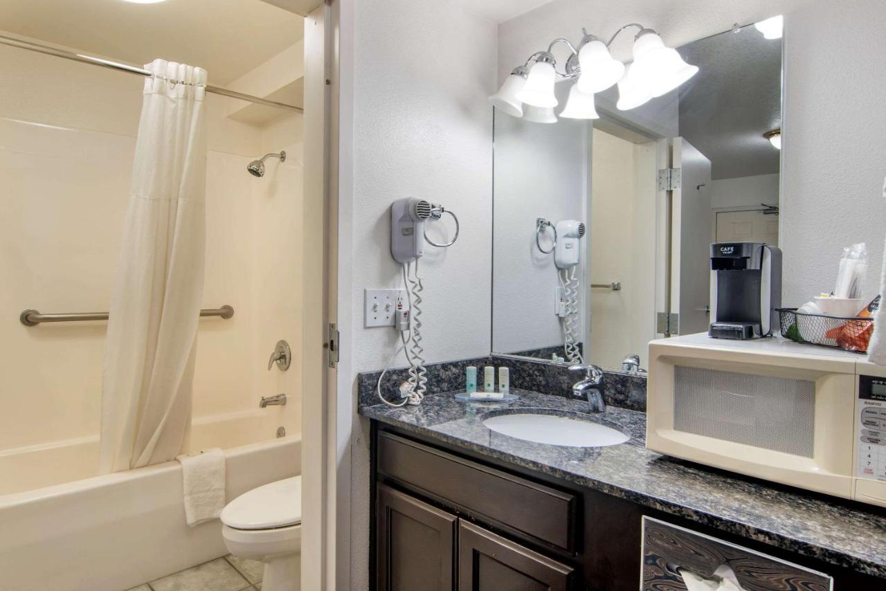 Queen Room - Non-Smoking at Quality Inn Central Roseburg