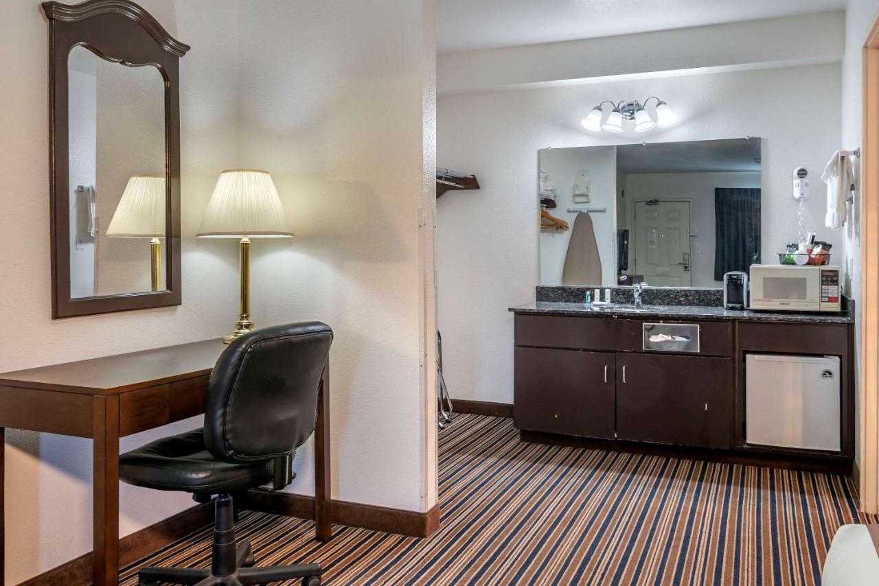 Superior King Room with Sofa Bed - Non-Smoking at Quality Inn Central Roseburg