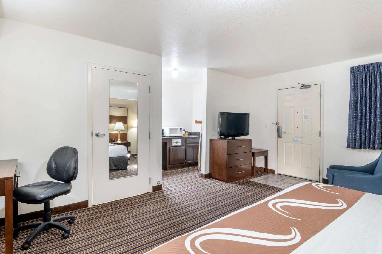 Suite with Three Queen Beds - Accessible/Non-Smoking at Quality Inn Central Roseburg