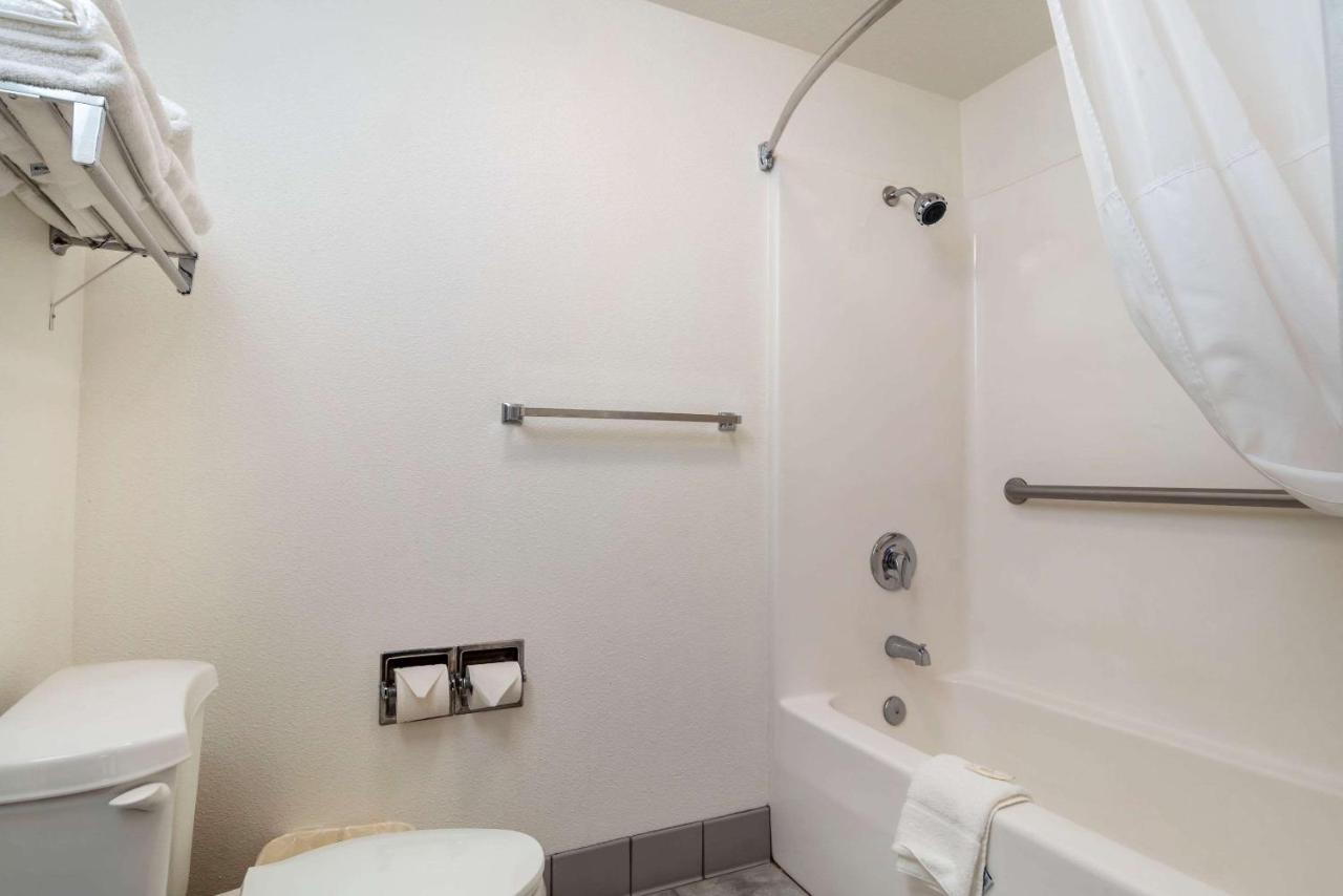 Suite with Three Queen Beds - Accessible/Non-Smoking at Quality Inn Central Roseburg