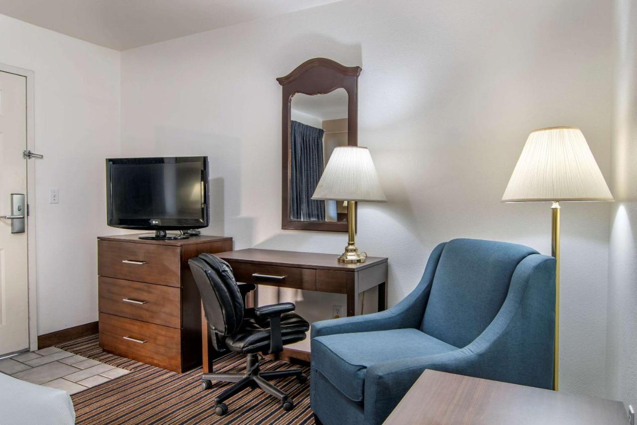 Queen Room - Non-Smoking at Quality Inn Central Roseburg