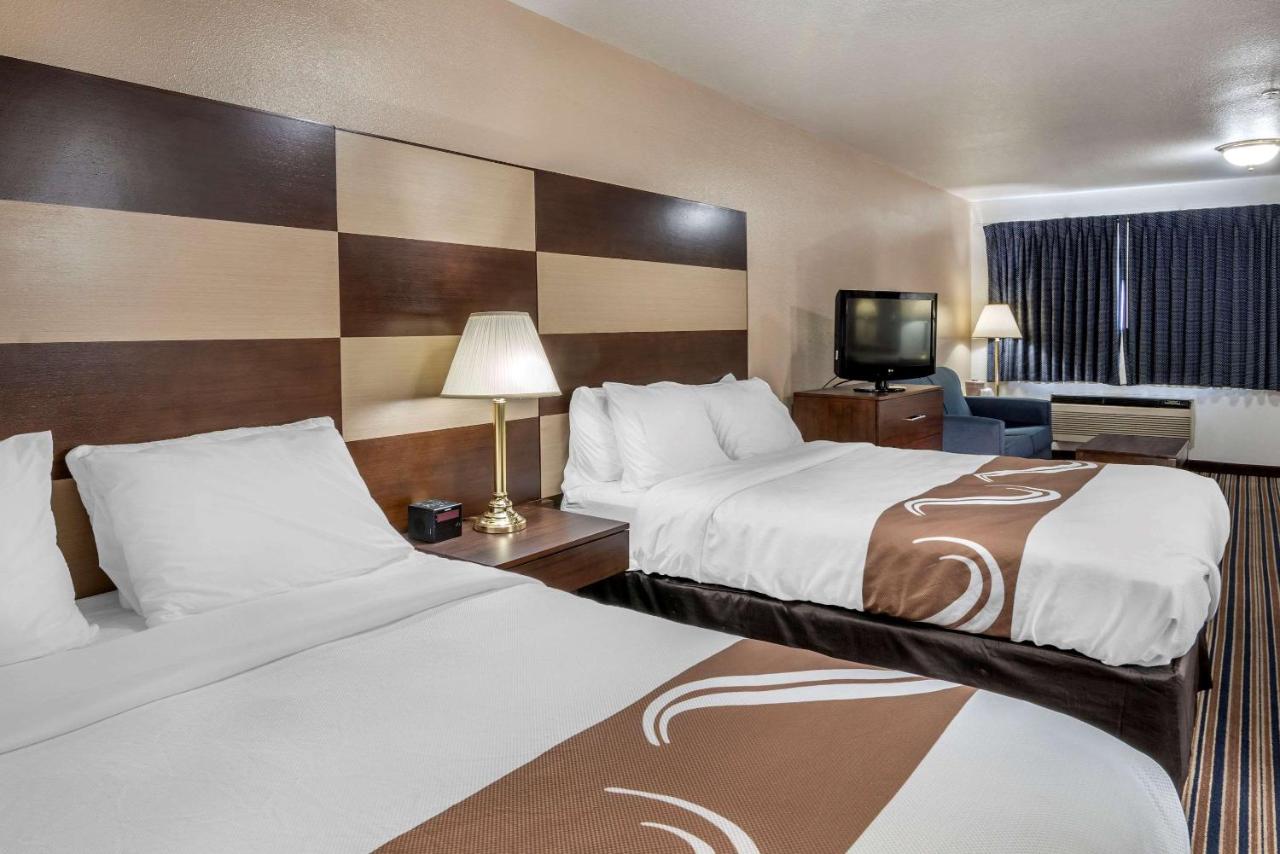 Queen Room with Two Queen Beds - Non-Smoking/Pet Friendly at Quality Inn Central Roseburg