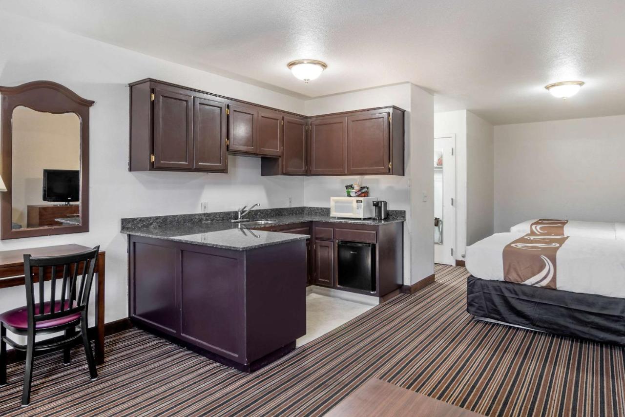 Queen Room with Two Queen Beds - Non-Smoking/Pet Friendly at Quality Inn Central Roseburg