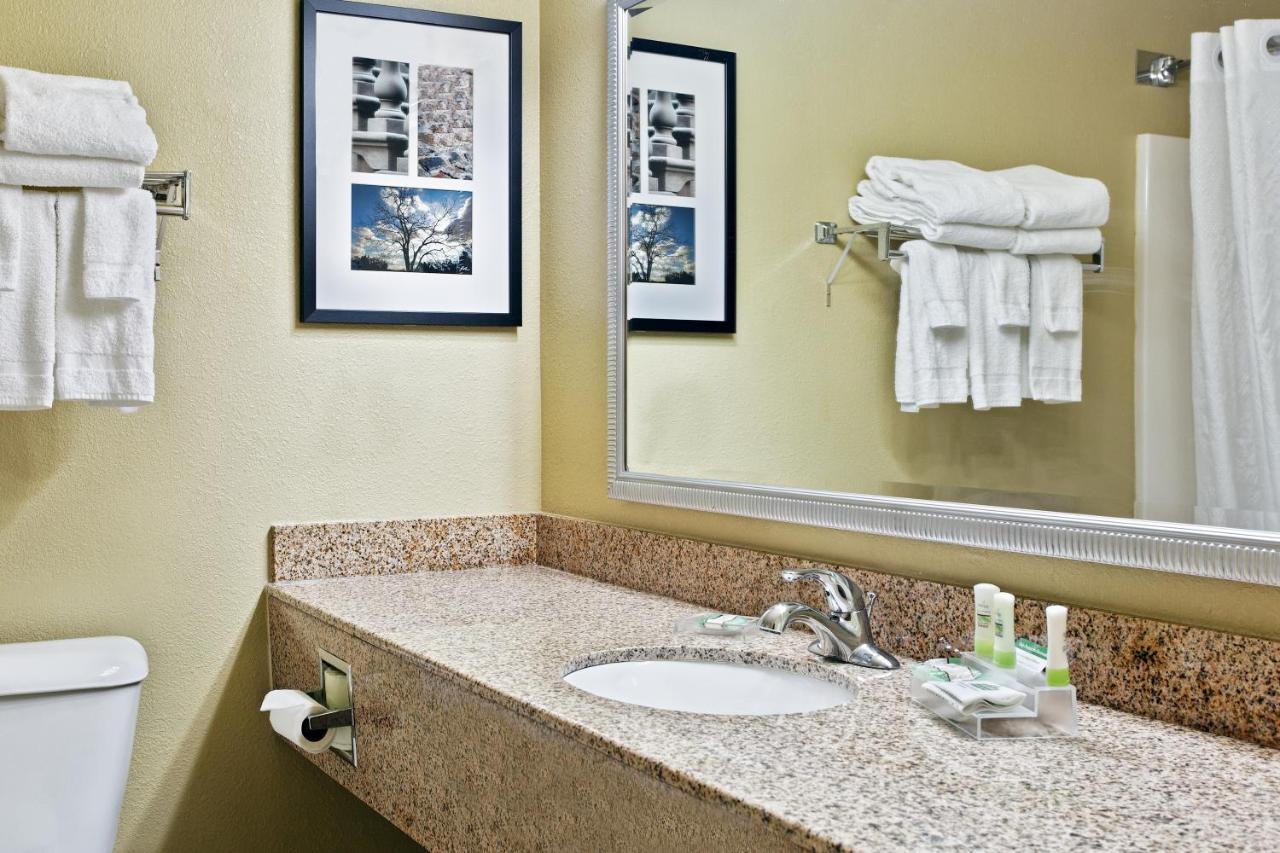 King Studio with Spa Bath at Country Inn & Suites by Radisson, Moline Airport