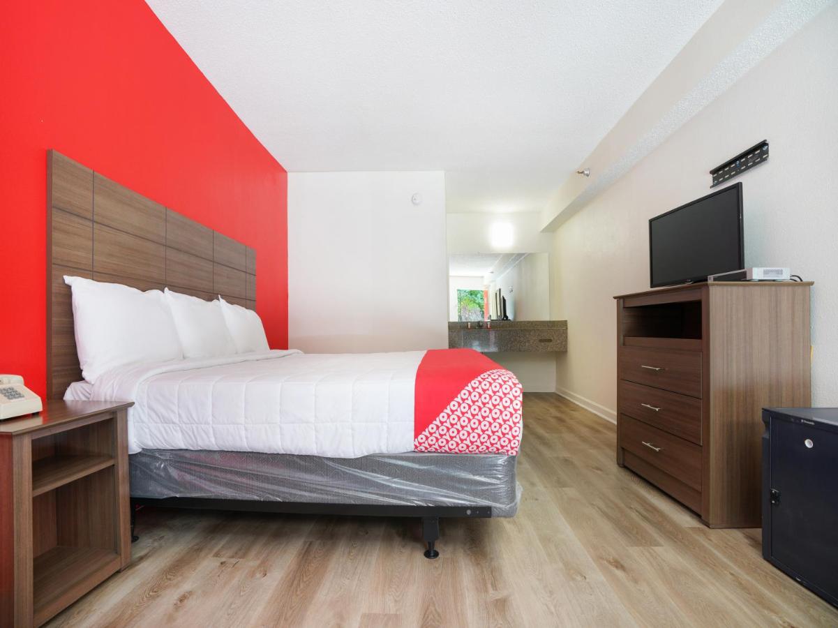 King Room at OYO Hotel Decatur I-285 The Perimeter