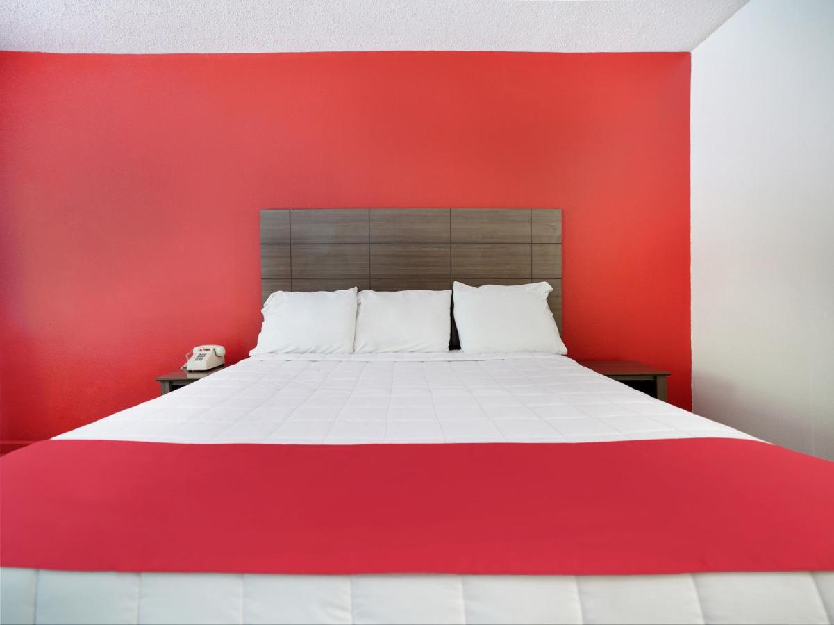 King Room at OYO Hotel Decatur I-285 The Perimeter