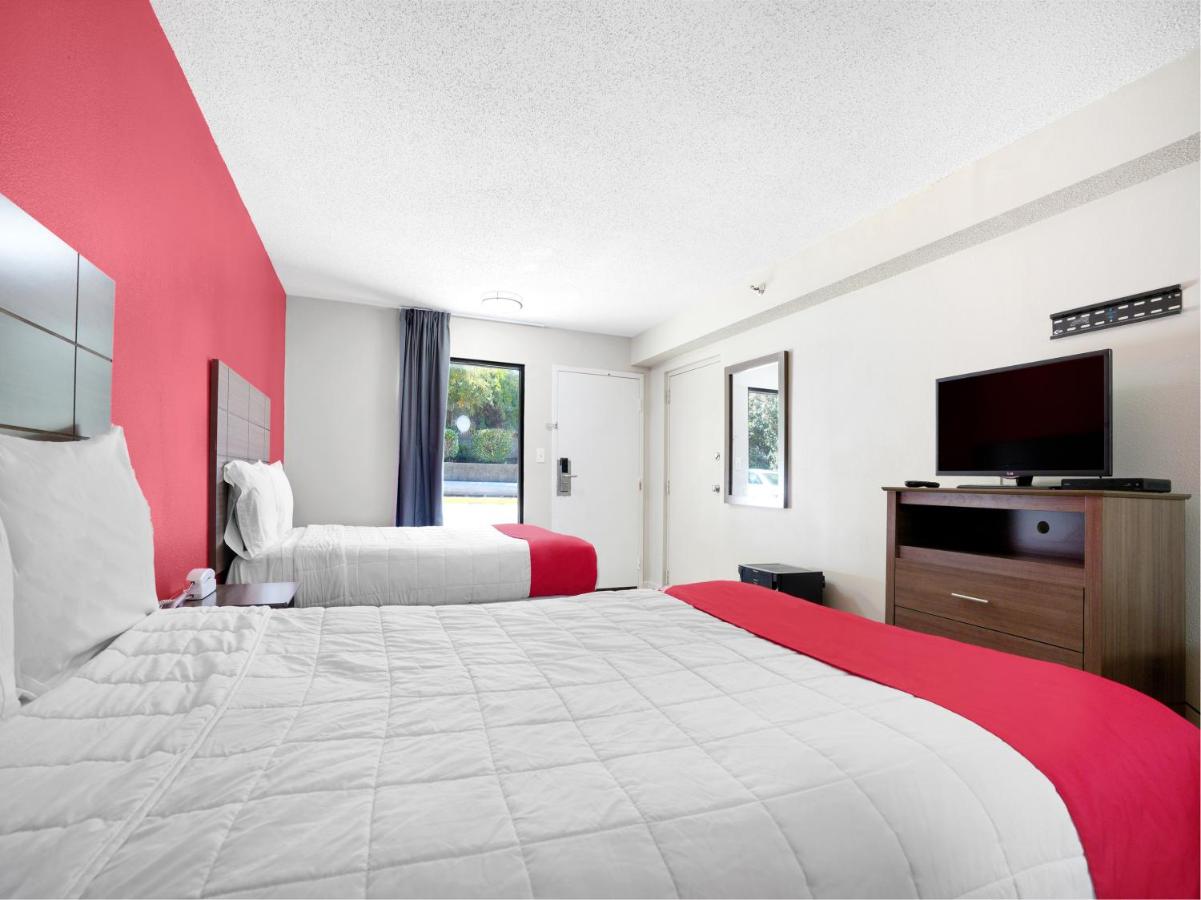 Queen Room with Two Queen Beds at OYO Hotel Decatur I-285 The Perimeter