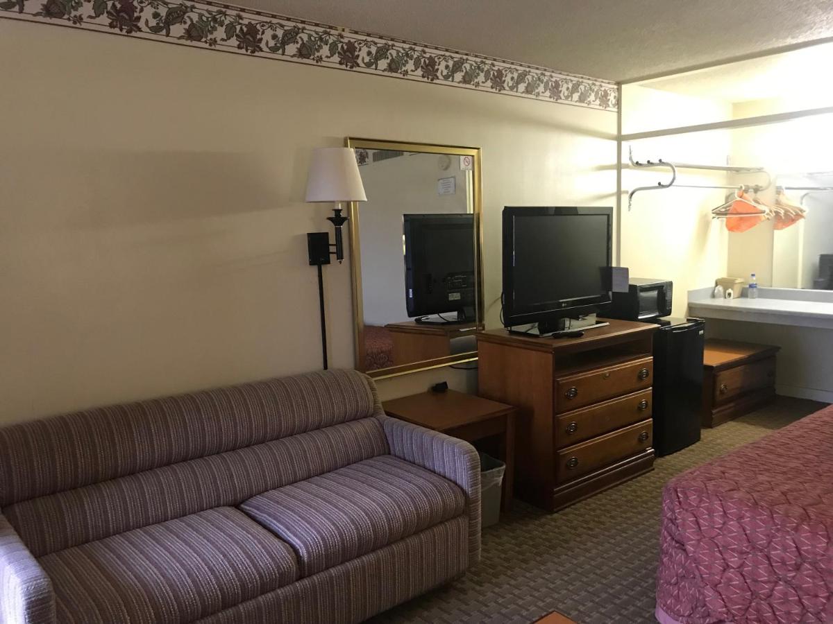 | Tyler Inn & Suites