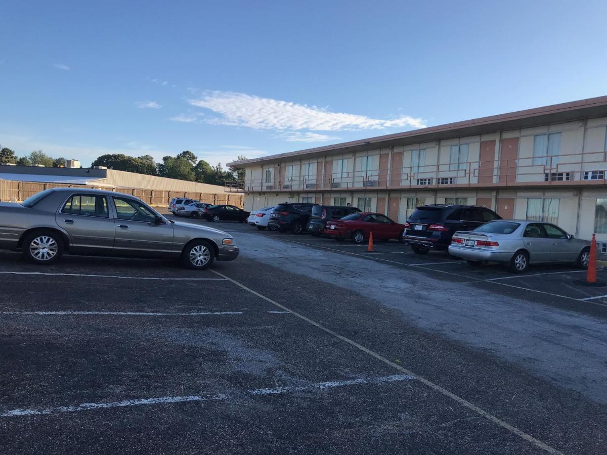 | Tyler Inn & Suites