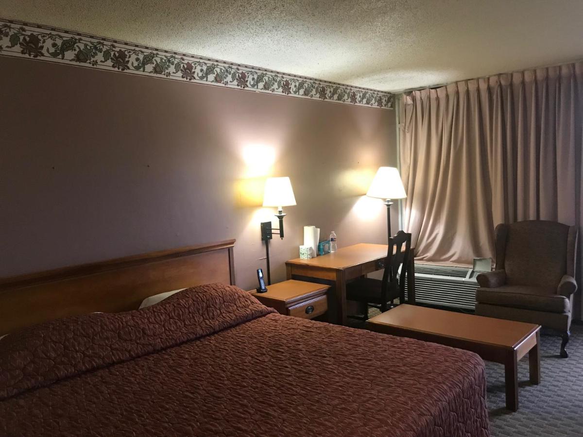 | Tyler Inn & Suites