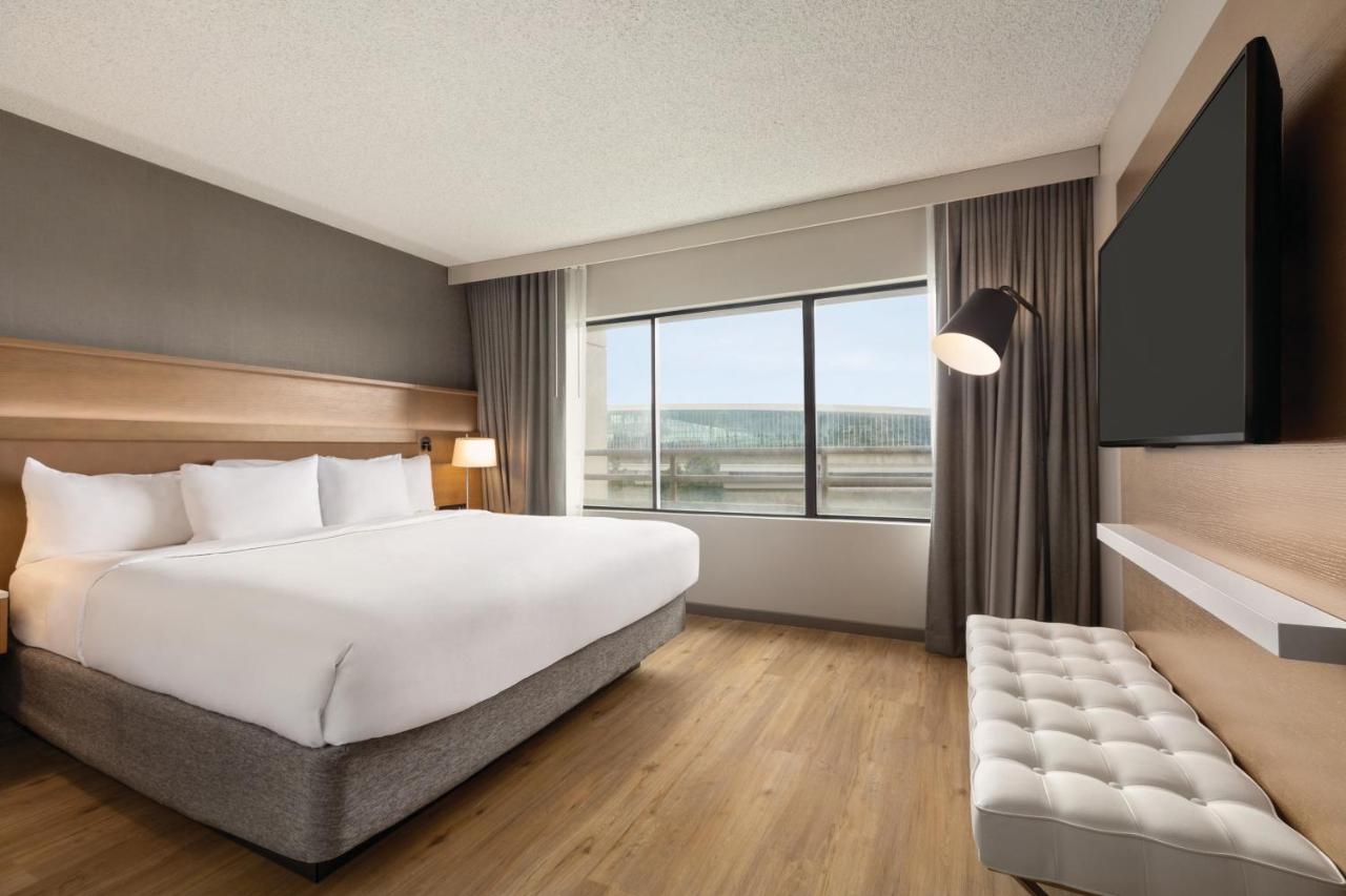 One-Bedroom King Suite with Balcony - Non-Smoking at Radisson Hotel Seattle Airport