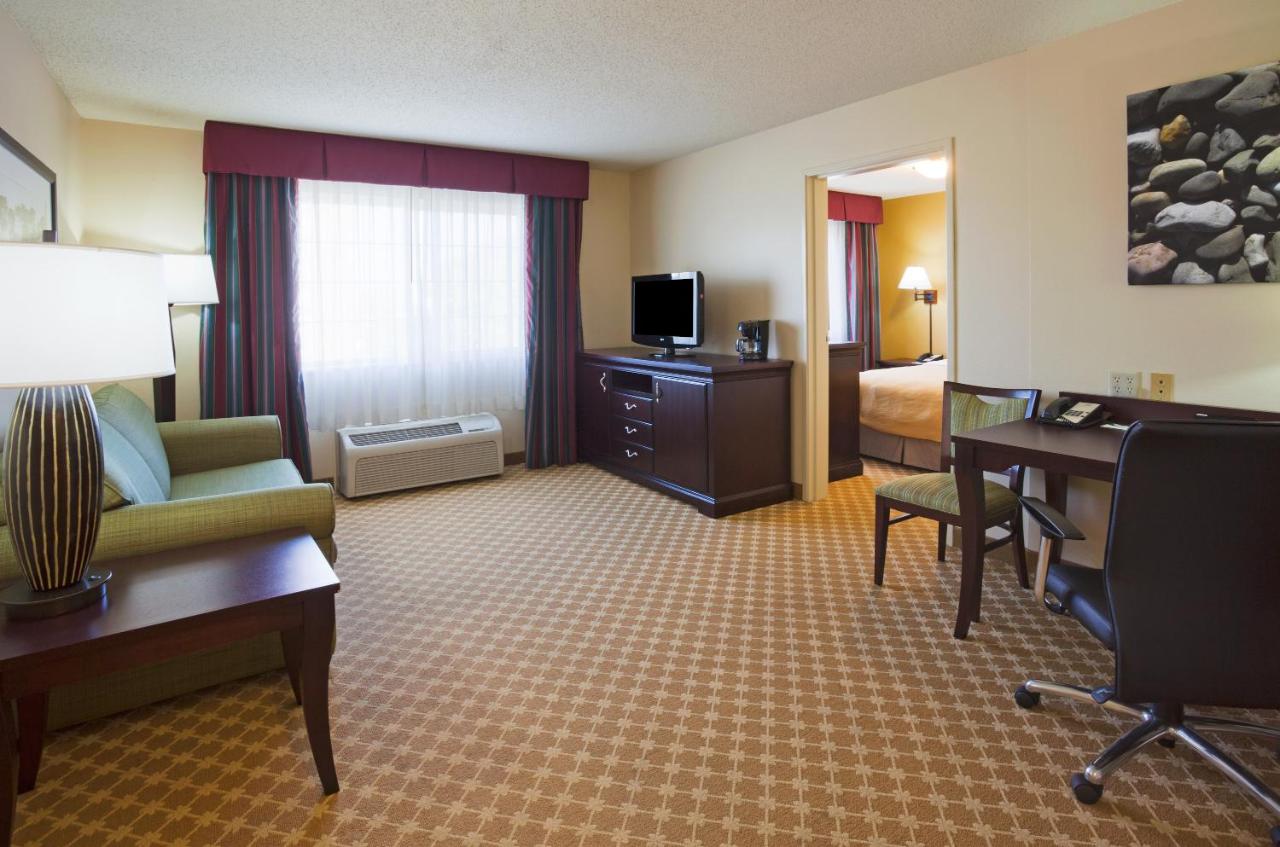 One-Bedroom Queen Suite with Sofa Bed at Country Inn & Suites by Radisson, Sioux Falls