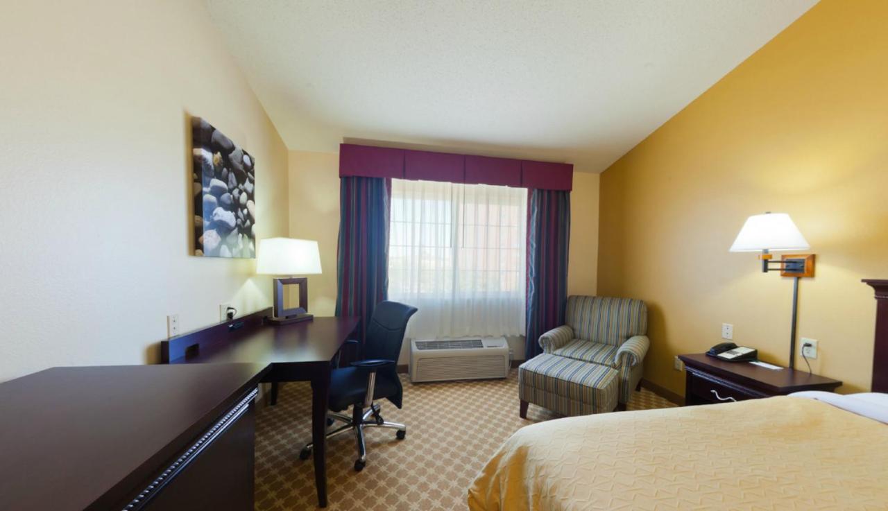 One-Bedroom Queen Suite with Sofa Bed at Country Inn & Suites by Radisson, Sioux Falls