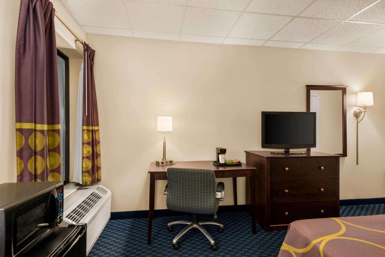Double Room with Bath Tub - Mobility/Hearing Accessible - Non-Smoking at Super 8 by Wyndham Liverpool/Syracuse North Airport