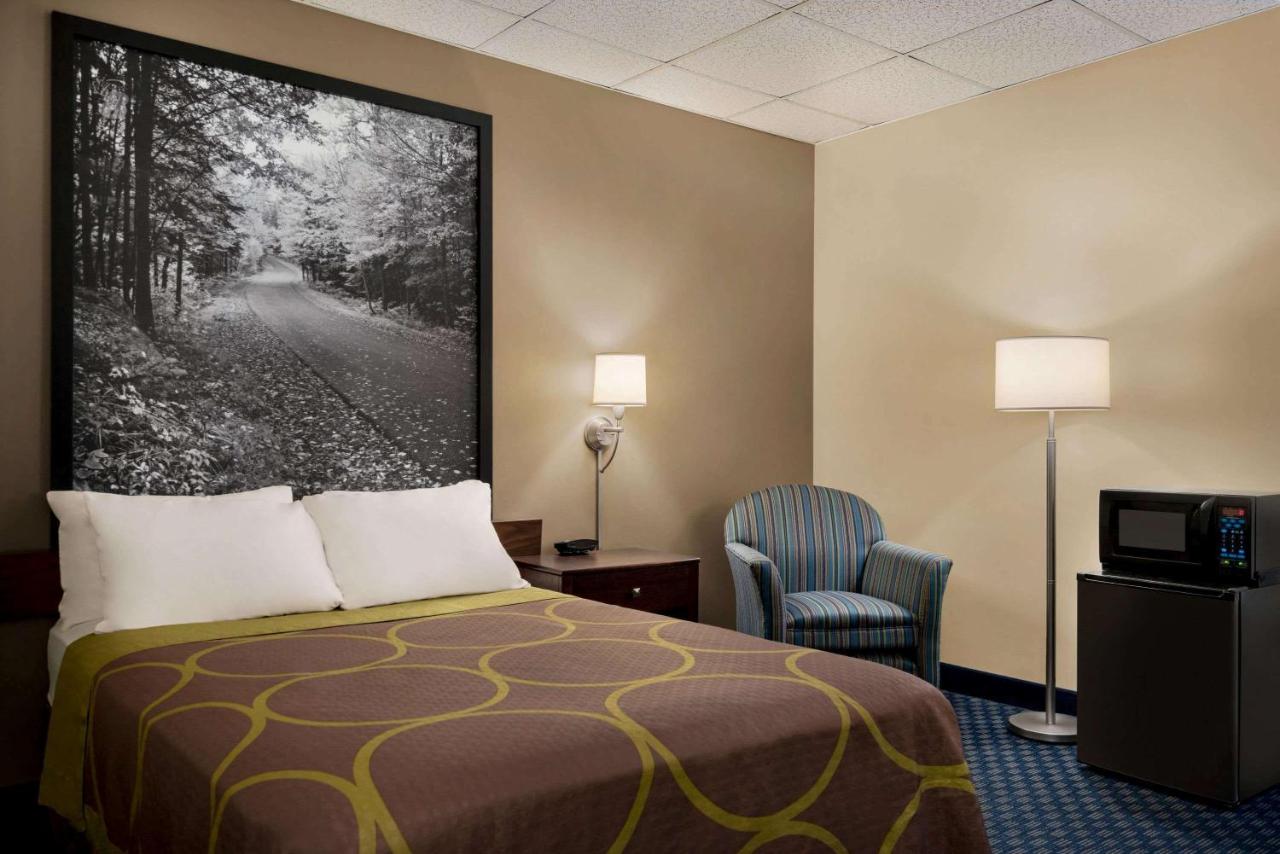 Double Room with Bath Tub - Mobility/Hearing Accessible - Non-Smoking at Super 8 by Wyndham Liverpool/Syracuse North Airport