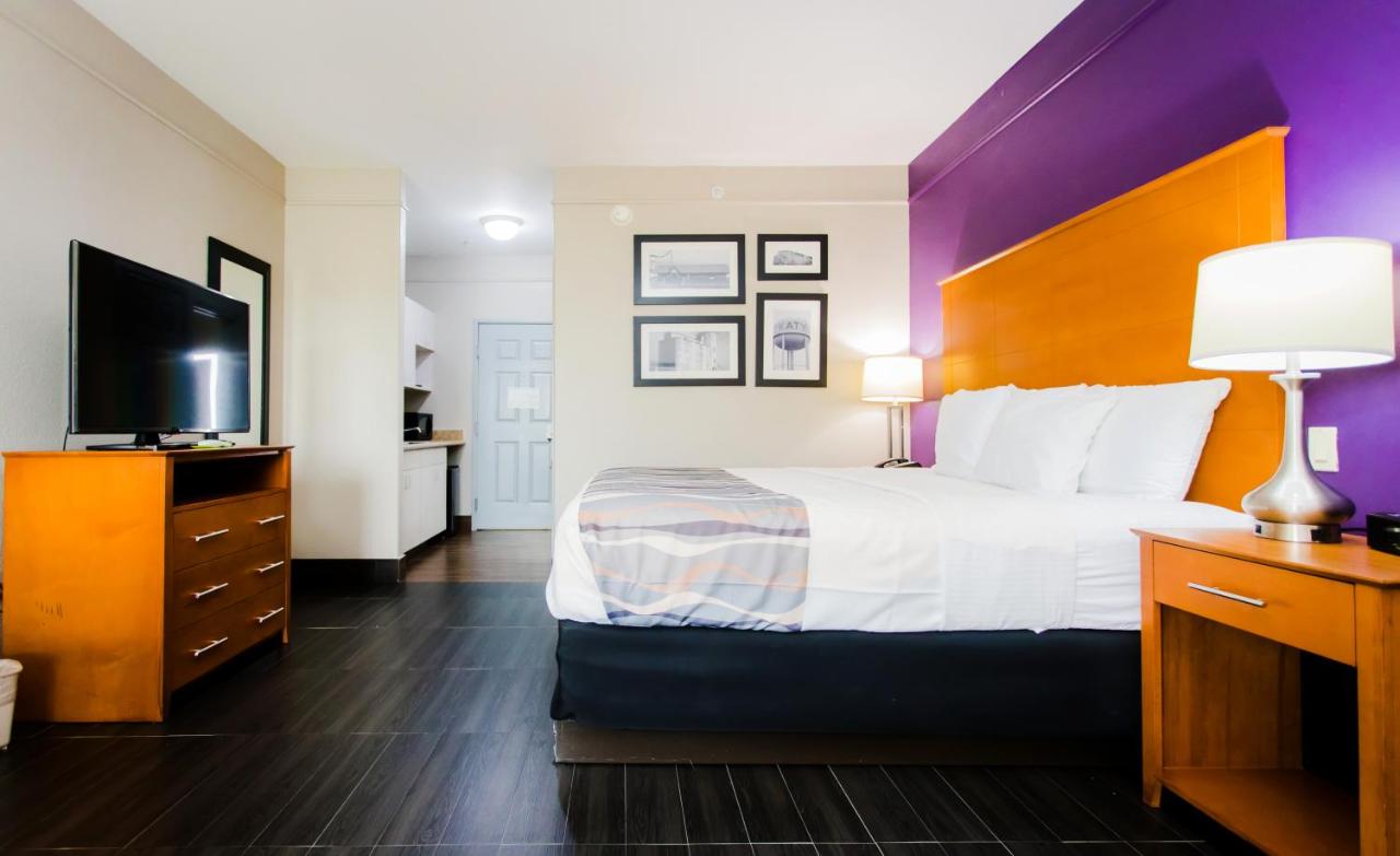 Standard King with Kitchenette at Palacio Royale Inn Signature Katy