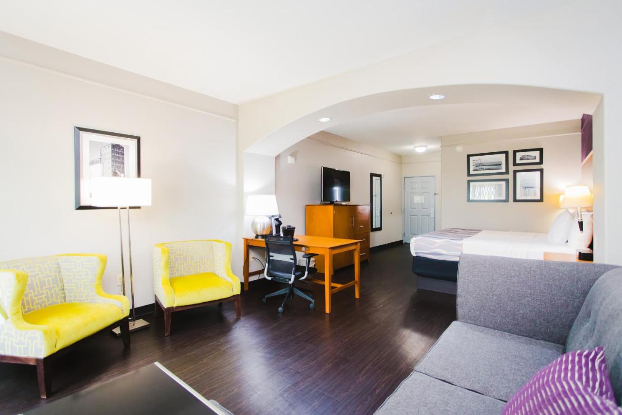 Executive King Suite at Palacio Royale Inn Signature Katy