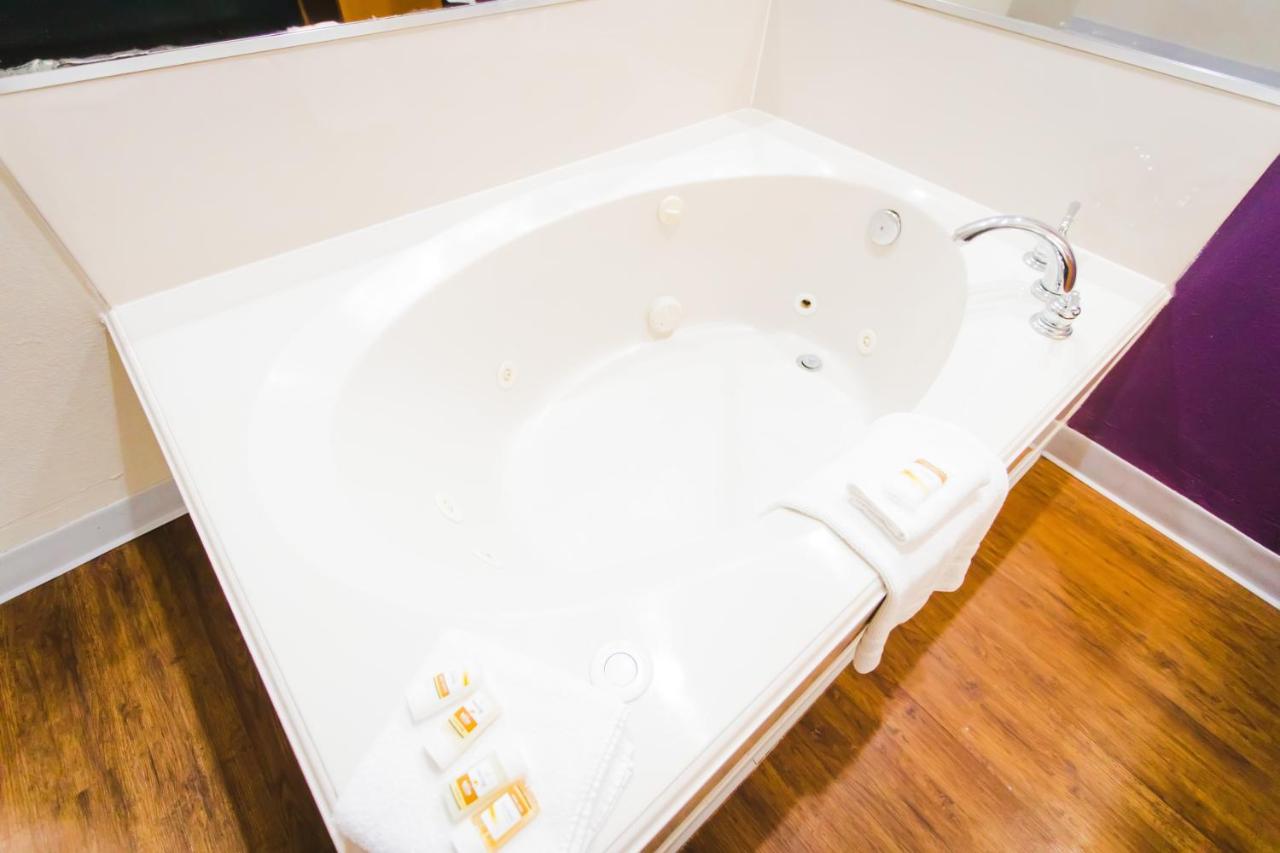 Standard King with Jacuzzi at Palacio Royale Inn Signature Katy