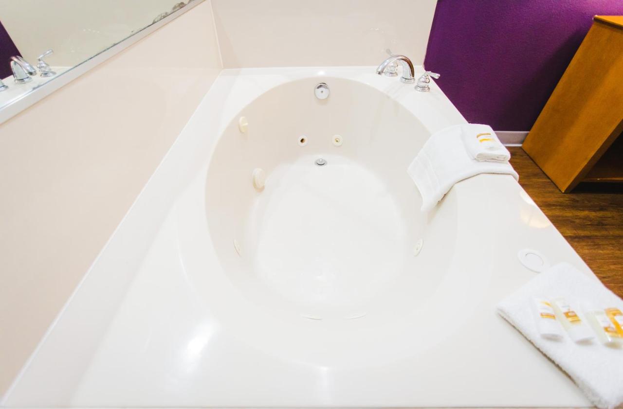 Standard King with Jacuzzi at Palacio Royale Inn Signature Katy
