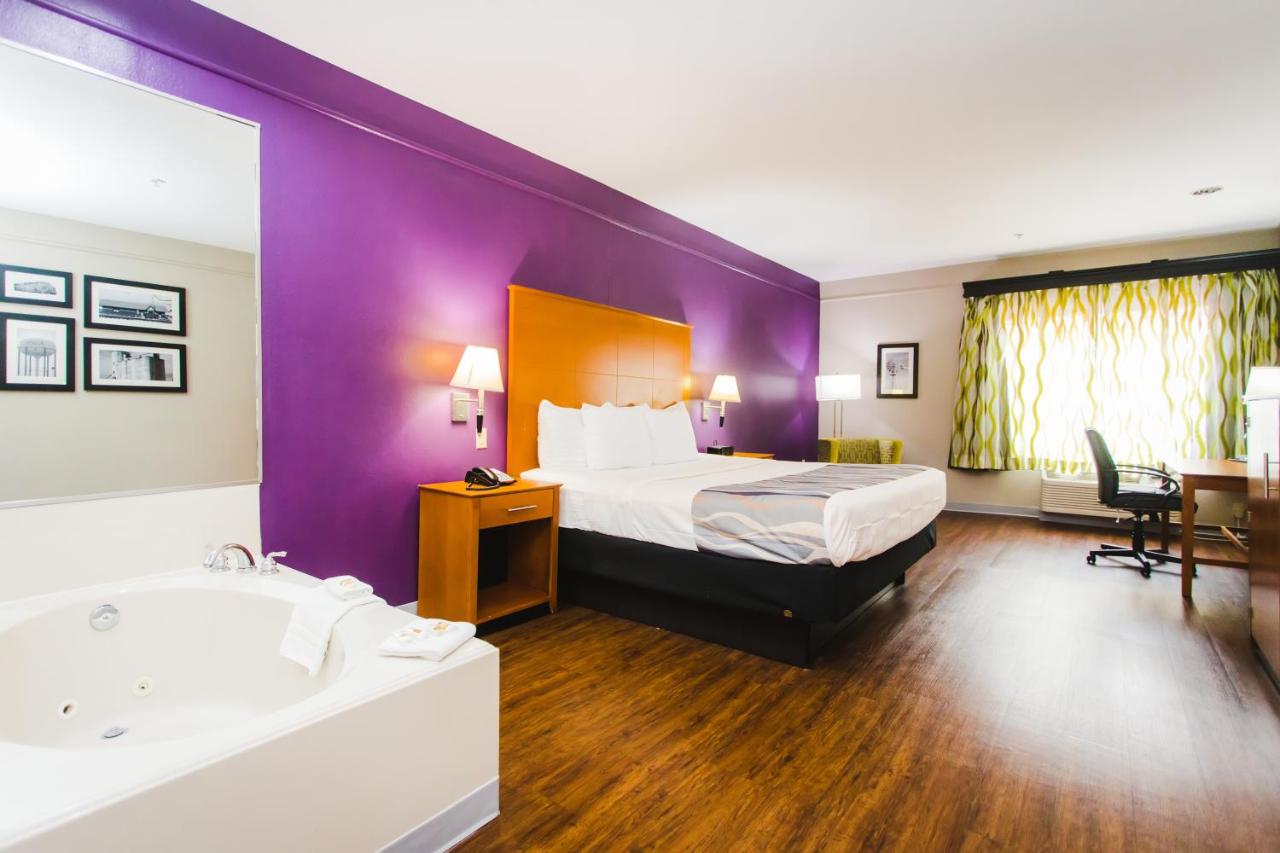 Standard King with Jacuzzi at Palacio Royale Inn Signature Katy