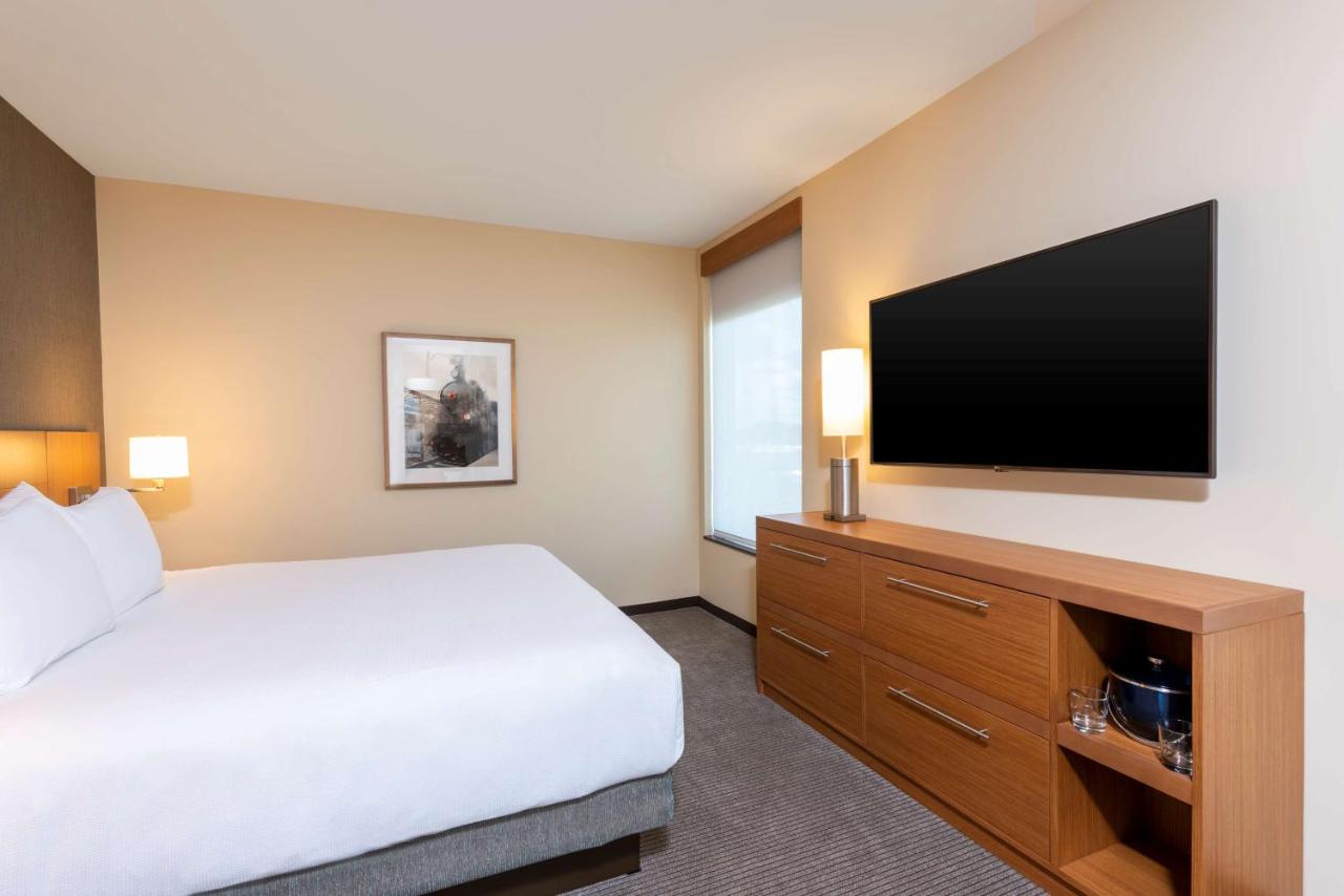 Deluxe King Room at Hyatt Place Flint / Grand Blanc