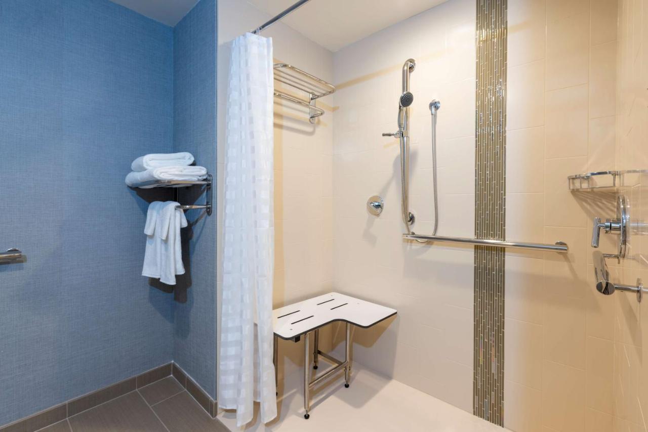 King Room With Roll-In Shower - Disablity Access at Hyatt Place Flint / Grand Blanc
