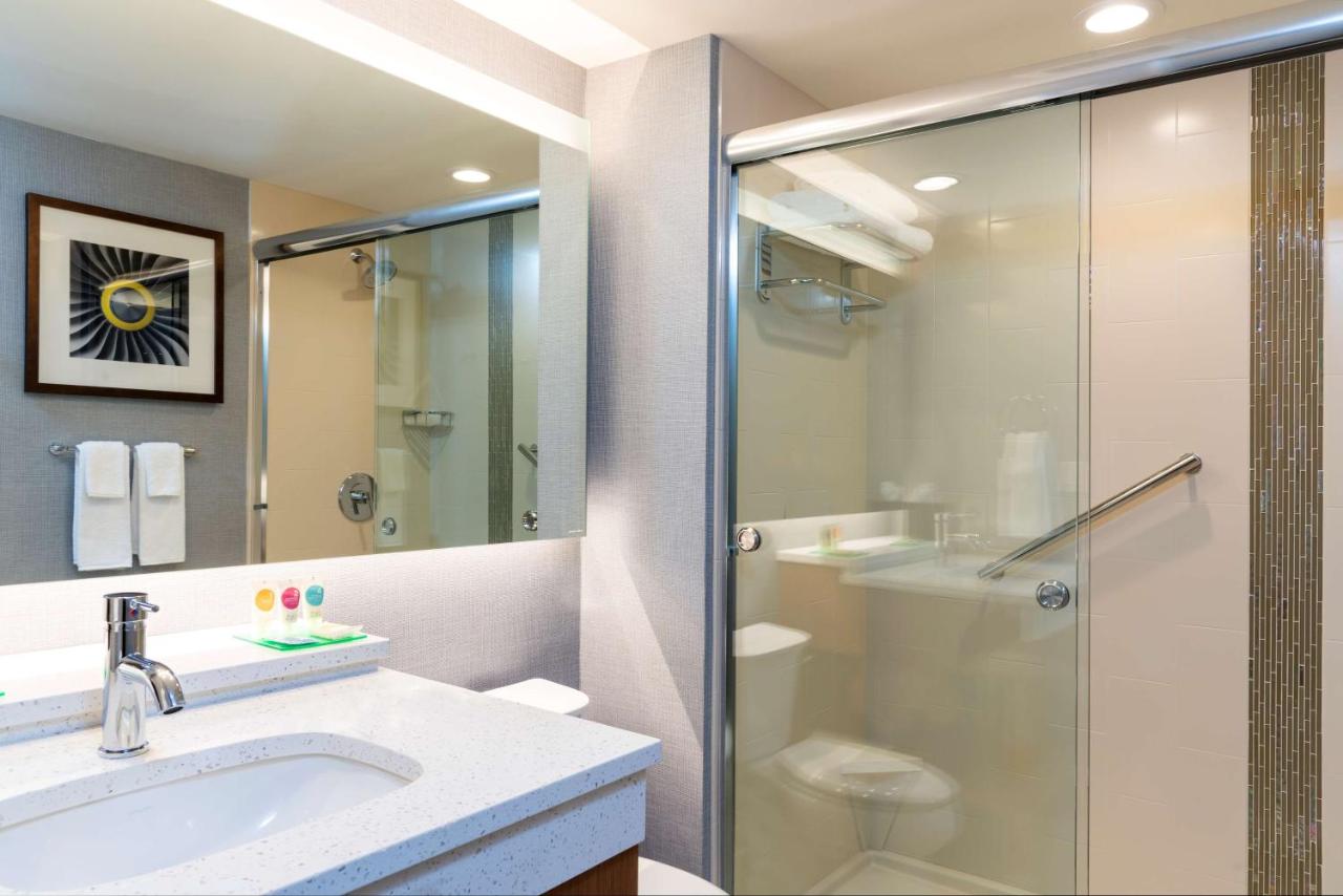 King Room With Roll-In Shower - Disablity Access at Hyatt Place Flint / Grand Blanc