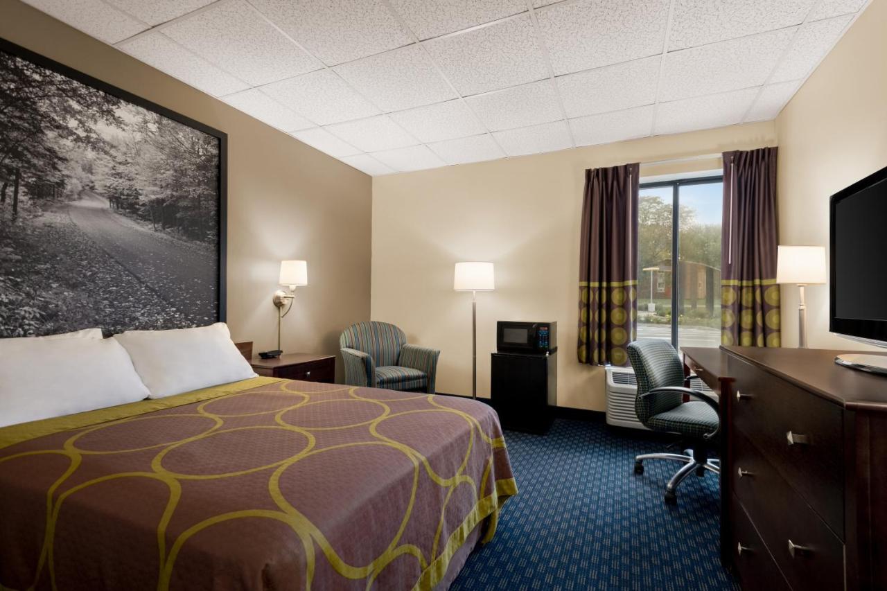 Double Room with Bath Tub - Mobility/Hearing Accessible - Non-Smoking at Super 8 by Wyndham Liverpool/Syracuse North Airport