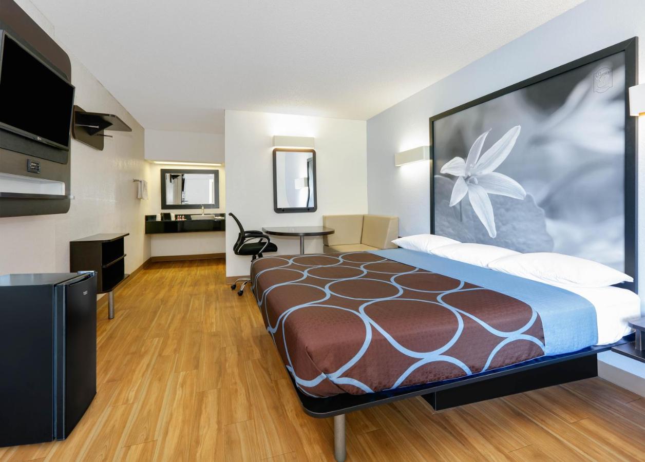 | Super 8 by Wyndham Fort Smith